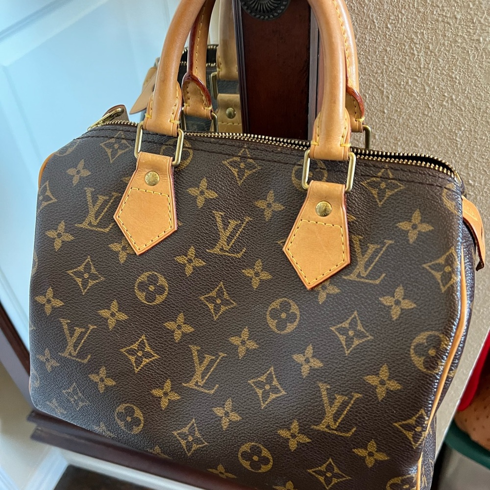 LV Speedy 25 Monogram Canvas Comes with Lock and key